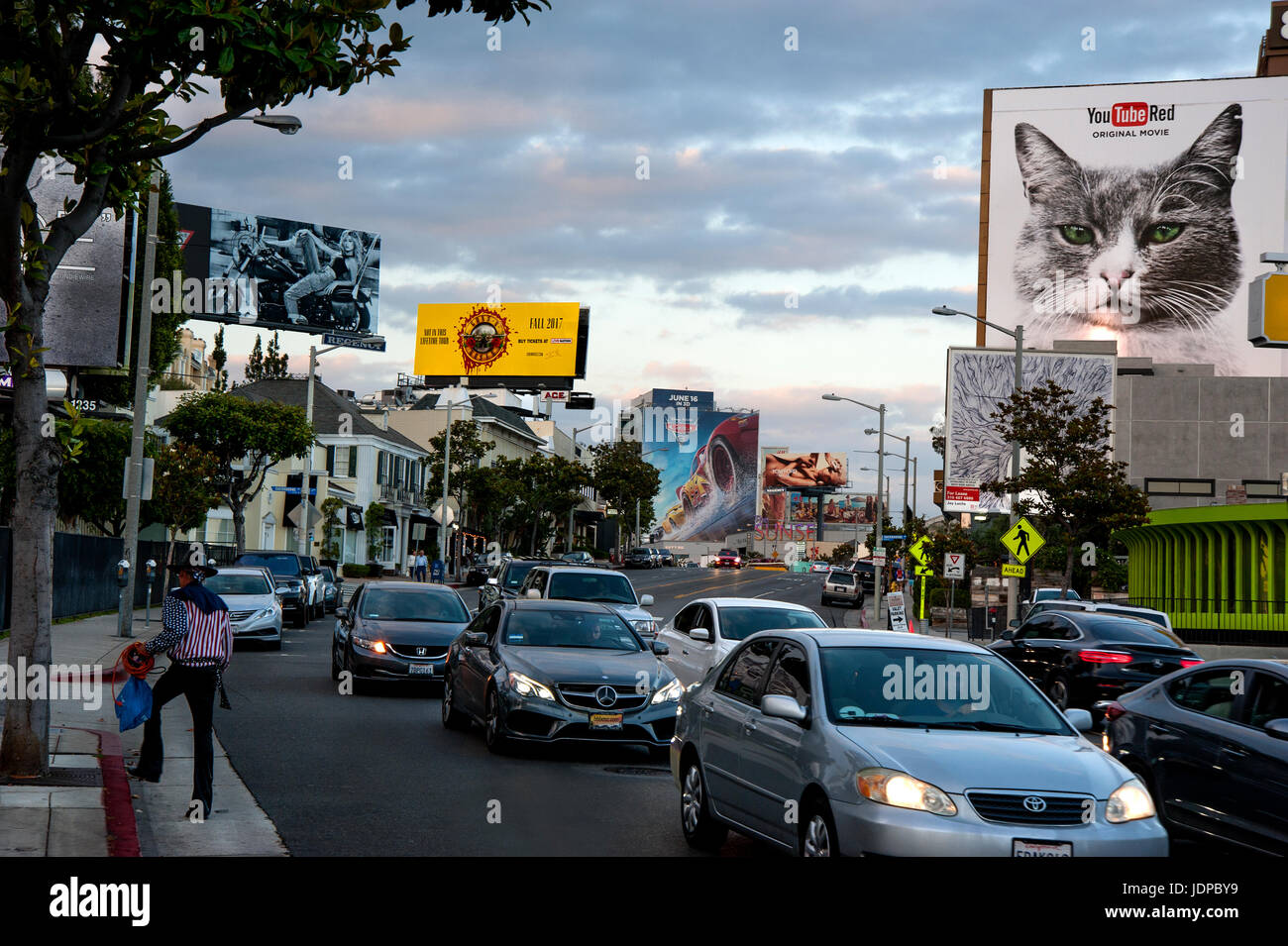 Beleuchteten Werbetafeln am Sunset Strip in Los Angeles in der Abenddämmerung. Stockfoto