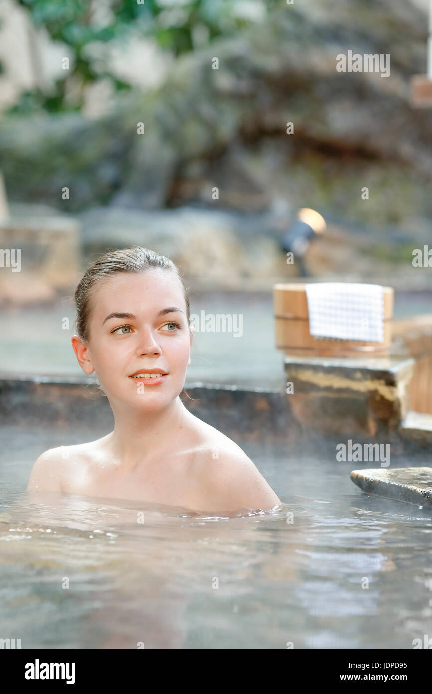 Kaukasische Frau Baden am traditionellen Thermalquelle, Tokyo, Japan Stockfoto