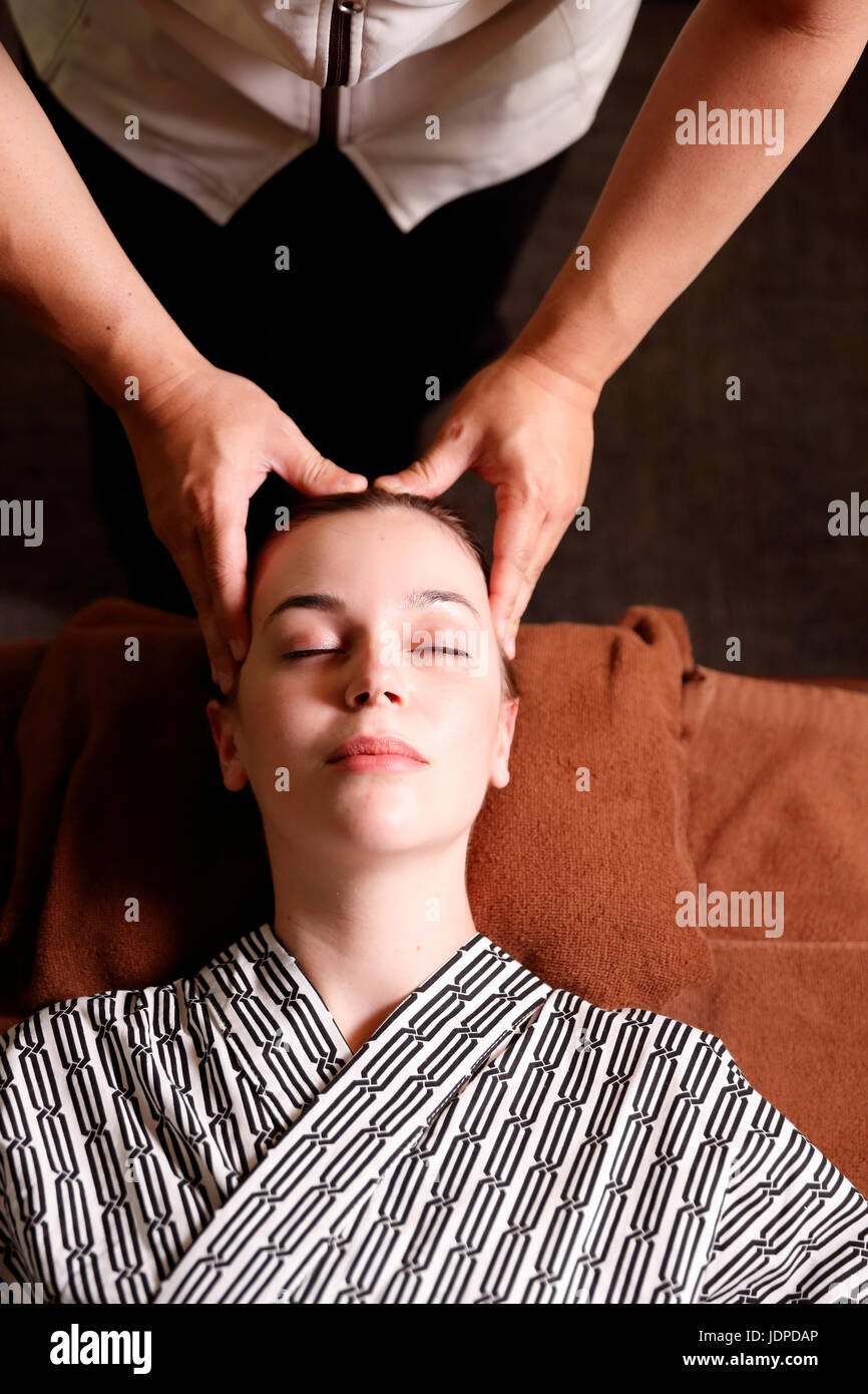 Kaukasische Frau bekommen eine Massage in einem Spa in Tokio, Japan Stockfoto