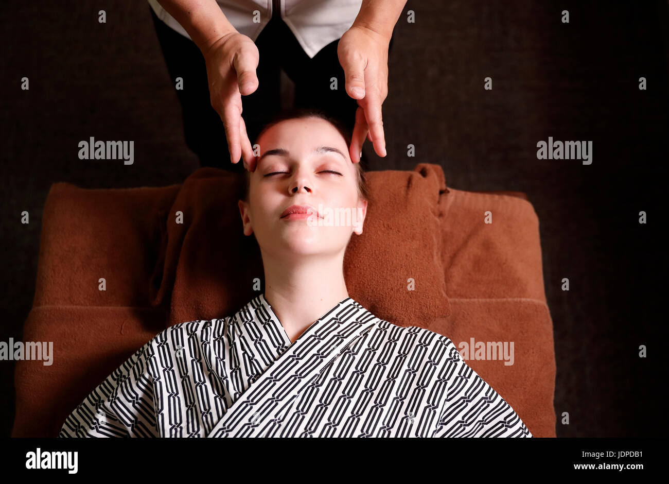 Kaukasische Frau bekommen eine Massage in einem Spa in Tokio, Japan Stockfoto