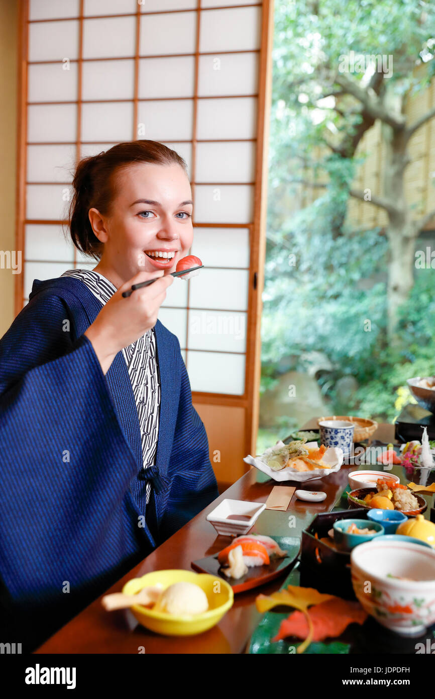 Kaukasische Trägerin Yukata Essen im traditionellen Ryokan, Tokyo, Japan Stockfoto