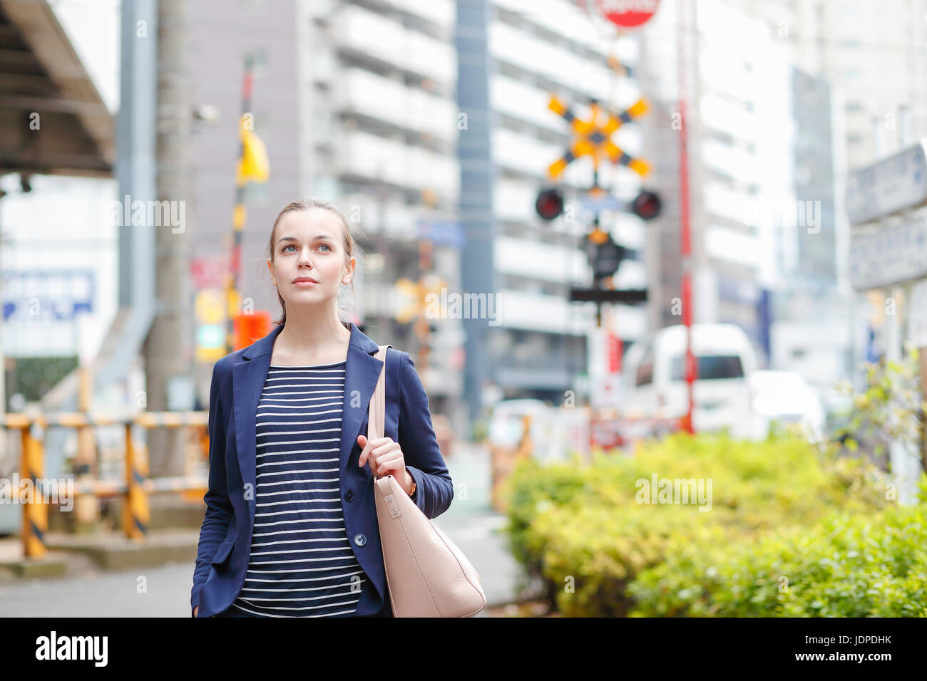 Kaukasische Frau Innenstadt von Tokio, Japan Stockfoto