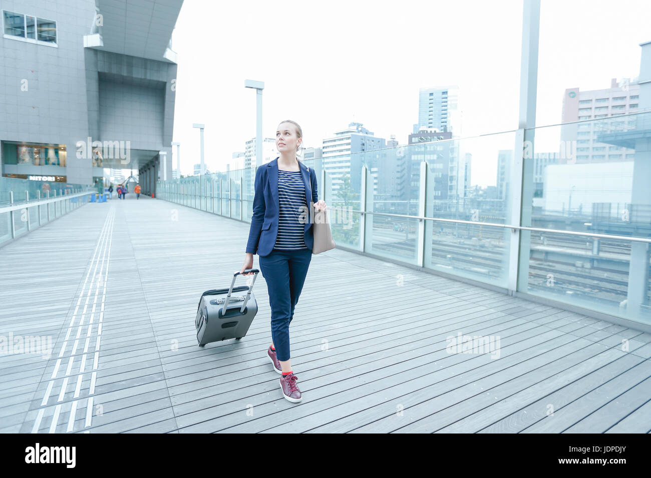 Kaukasische Frau Innenstadt von Tokio, Japan Stockfoto