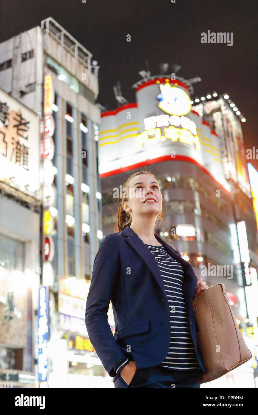 Kaukasische Frau Innenstadt von Tokio in der Nacht, Tokyo, Japan Stockfoto