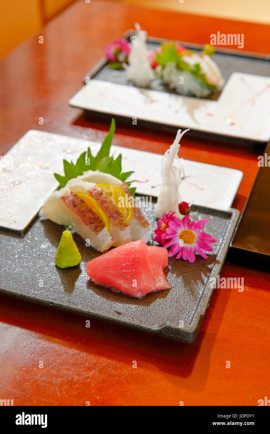 Verschiedene Gerichte in japanischen traditionellen Ryokan, Tokyo, Japan Stockfoto