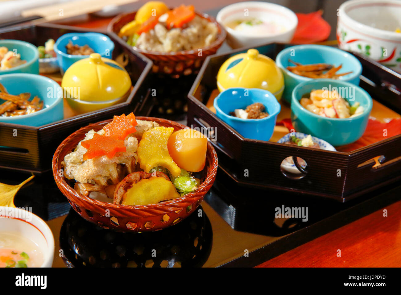 Verschiedene Gerichte in japanischen traditionellen Ryokan, Tokyo, Japan Stockfoto