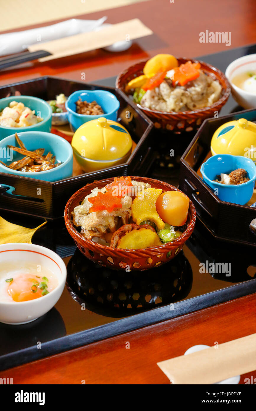 Verschiedene Gerichte in japanischen traditionellen Ryokan, Tokyo, Japan Stockfoto