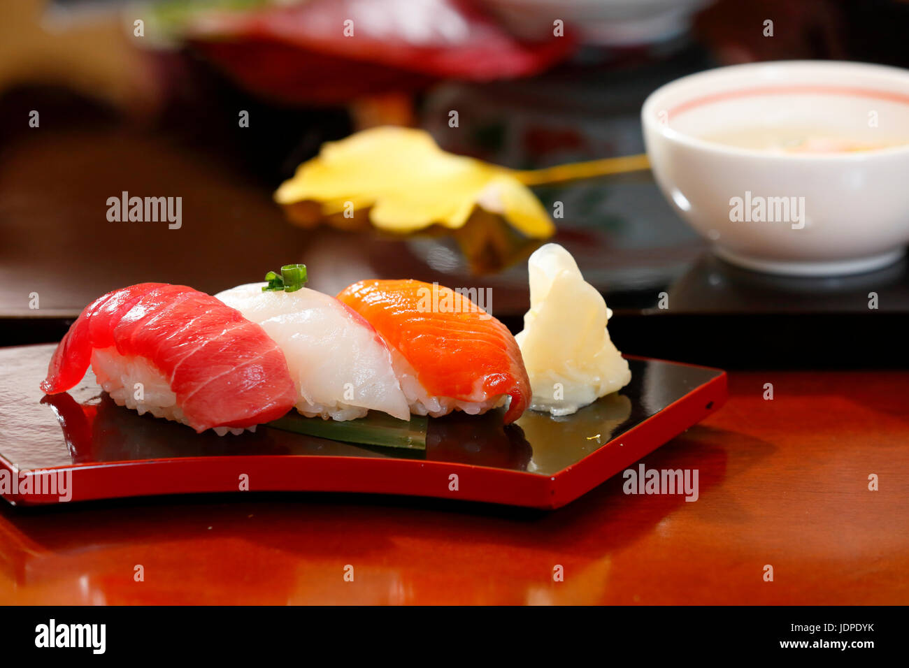 Verschiedene Gerichte in japanischen traditionellen Ryokan, Tokyo, Japan Stockfoto