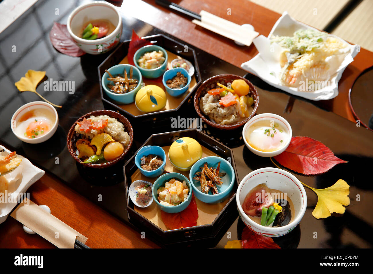 Verschiedene Gerichte in japanischen traditionellen Ryokan, Tokyo, Japan Stockfoto