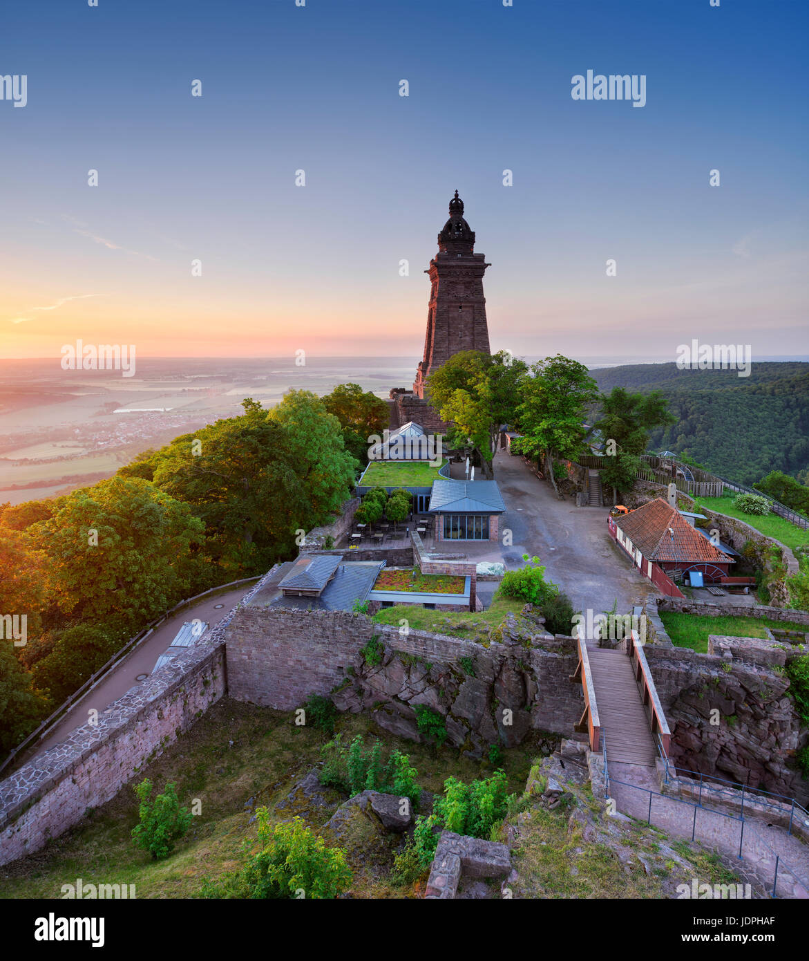 Kyffhäuser-Denkmal im Abendlicht, hinten die Goldene Aue, in der Nähe von Bad Frankenhausen, Thüringen, Deutschland Stockfoto