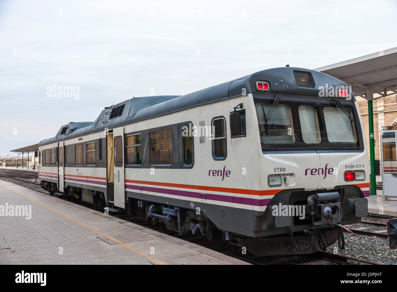 Cartagena, Spanien - 17. Mai 2017: Personenzug am Hauptbahnhof in Cartagena, Region Murcia, Spanien Stockfoto