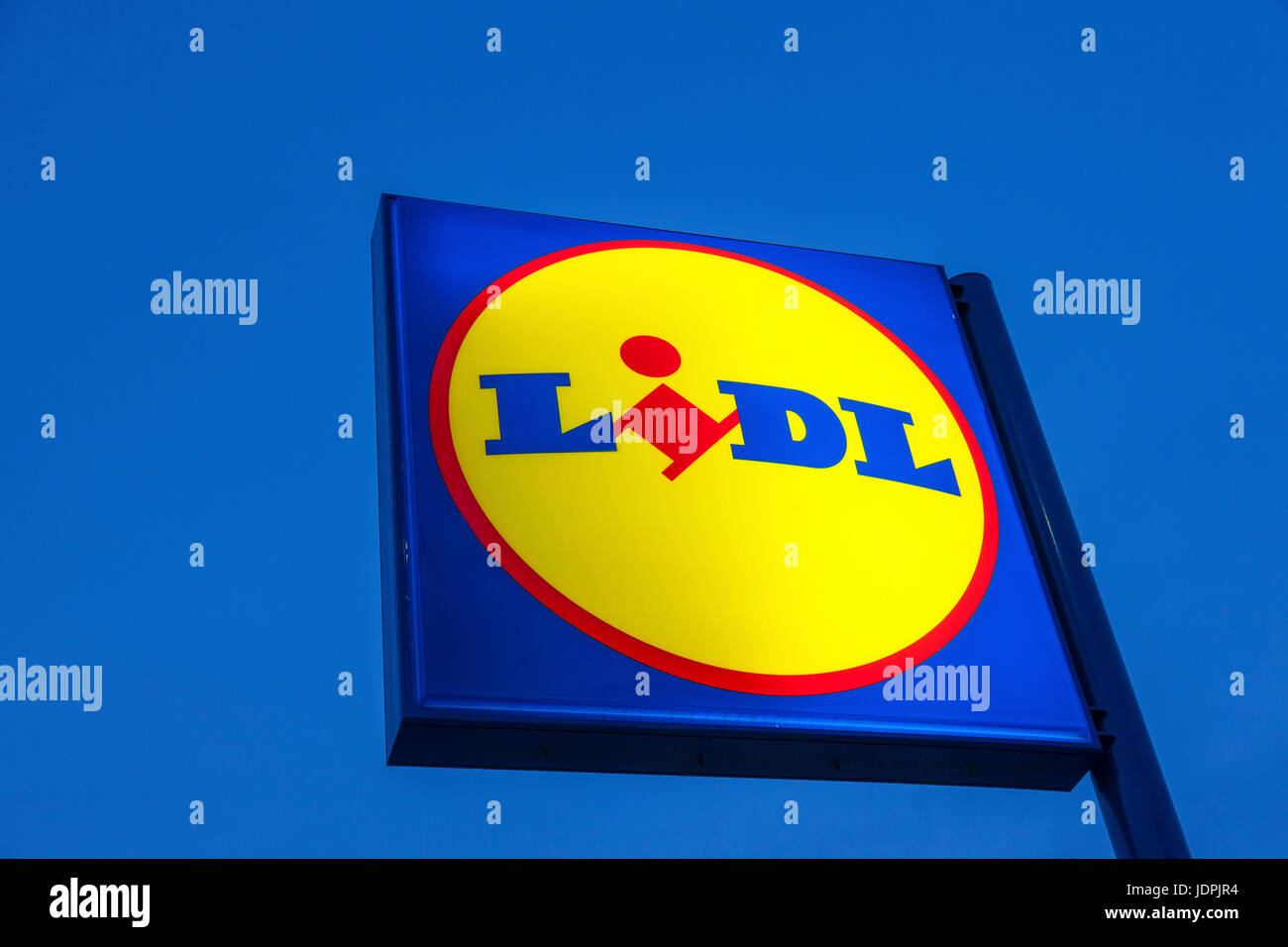 Cartagena, Spanien - 17. Mai 2017: Lidl Supermarkt Logo beleuchtet in der Abenddämmerung. Lidl ist deutsche Rabatt-Supermärkte-Kette mit Sitz in Neckarsulm, Deutschland Stockfoto