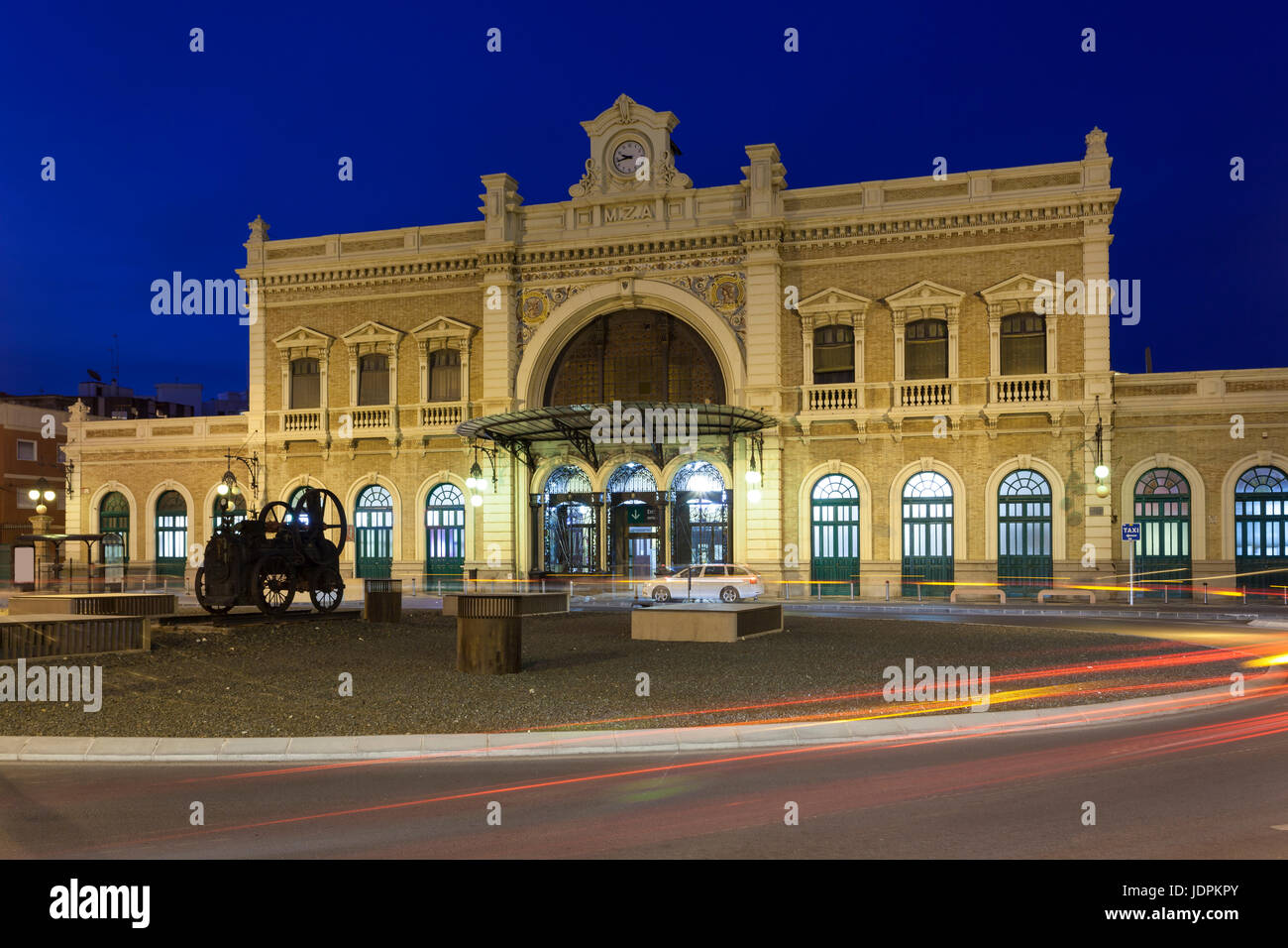 Der Hauptbahnhof in der Stadt Cartagena, nachts beleuchtet. Region Murcia, Spanien Stockfoto