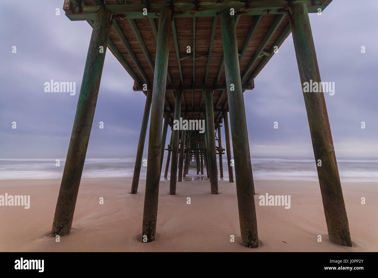 Eine lokale Pier in Amelia Island, Fernandina Beach Florida, früh an einem bewölkten Morgen bei Ebbe. Stockfoto
