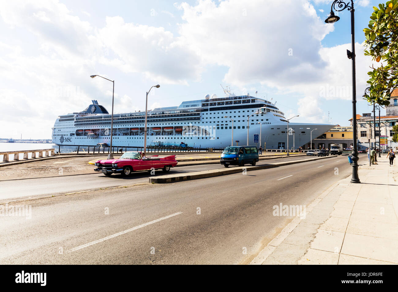 Kreuzfahrtschiff im Hafen von Havanna Kuba, Havanna Hafen, Kreuzfahrtschiff, Havanna Kuba Anlaufhafen Cruise Terminal, Kreuzfahrtschiffe vor Anker im Hafen, Havanna Stockfoto