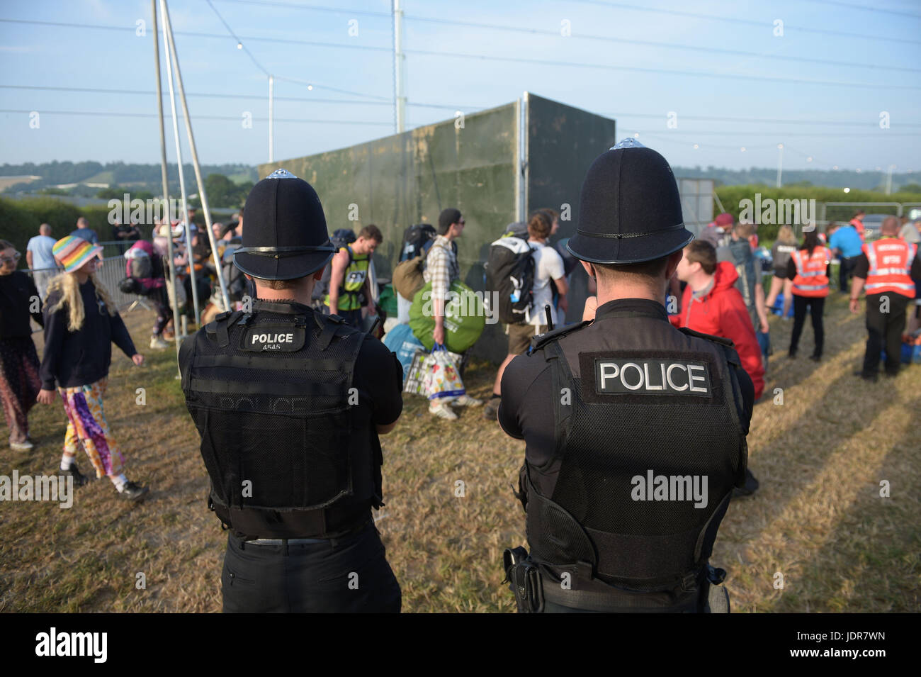 Polizei Wachen BesucherInnen kommen für das Glastonbury Festival würdig Farm in Pilton, Somerset. Stockfoto