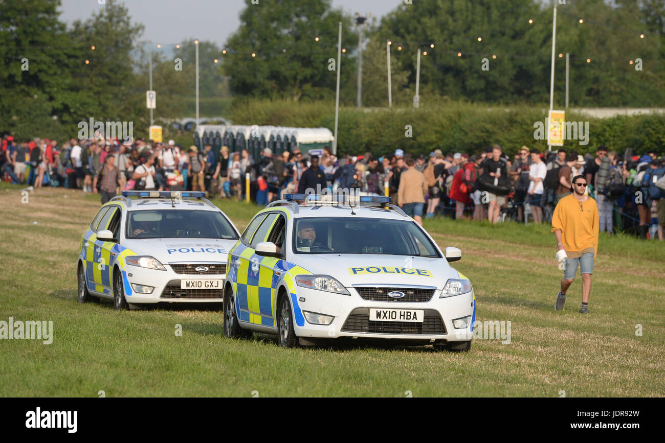 Polizei wachen Menschen, die für das Glastonbury Festival würdig Farm in Pilton, Somerset. Stockfoto