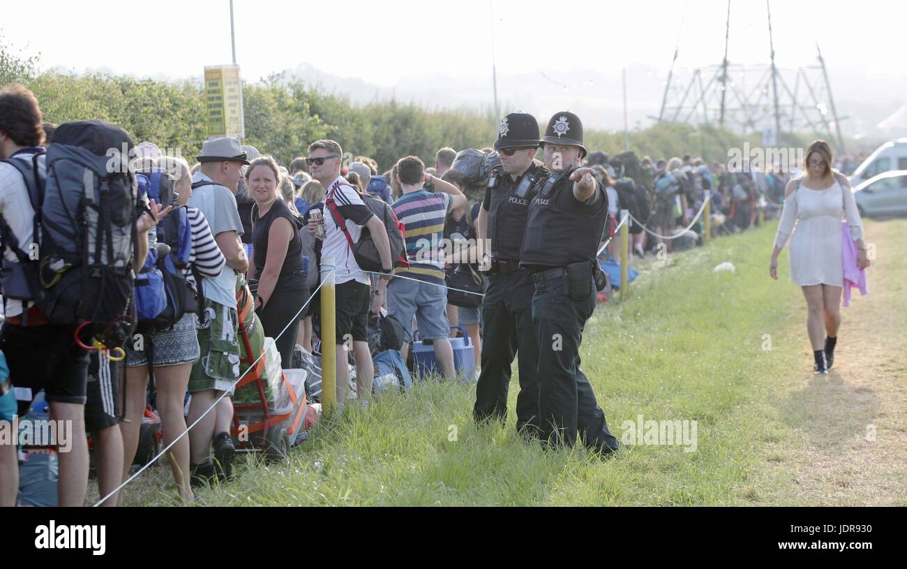 Polizei wachen Menschen, die für das Glastonbury Festival würdig Farm in Pilton, Somerset. Stockfoto