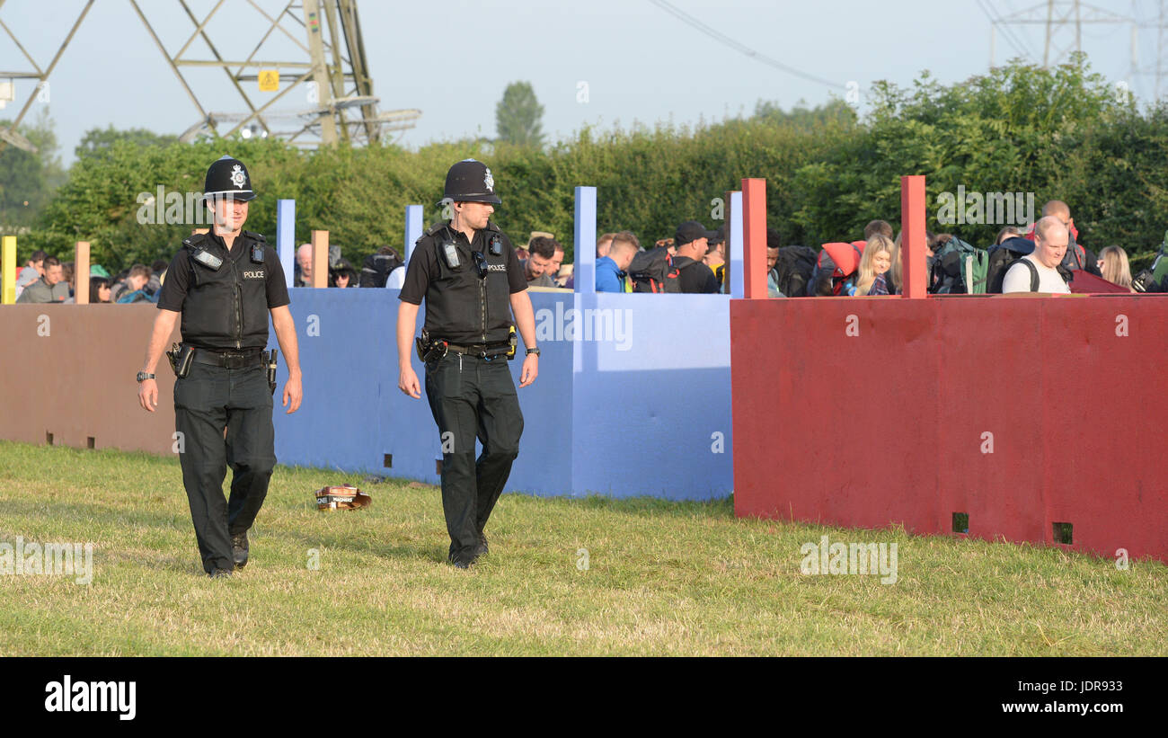 Polizei wachen Menschen, die für das Glastonbury Festival würdig Farm in Pilton, Somerset. Stockfoto