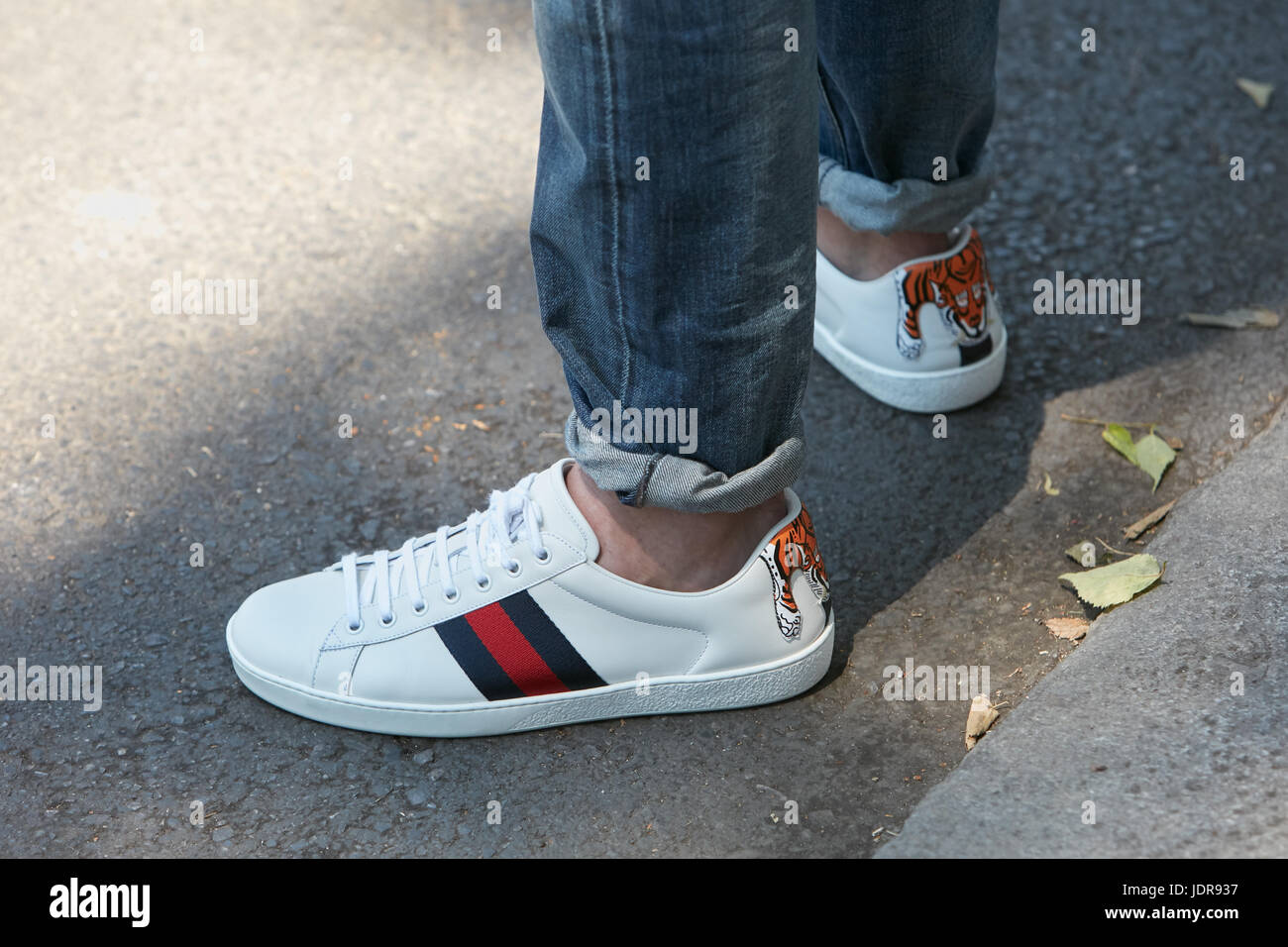 Mailand - 19.Juni: Mann mit weißem Leder Gucci Sneakers mit Tiger vor  Giorgio Armani-Modenschau, Milan Fashion Week Streetstyle am 19. Juni 2017  Stockfotografie - Alamy
