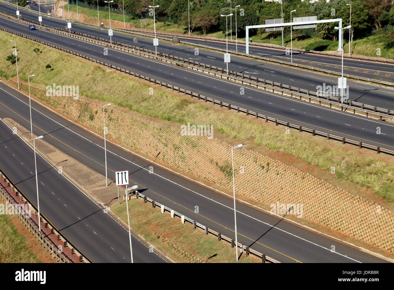 Morgen Landschaft hautnah leer M41 Autobahn mit ein- und Ausschalten Rampen auf der Durchreise Mhlanga Ridge in Durban, Südafrika Stockfoto