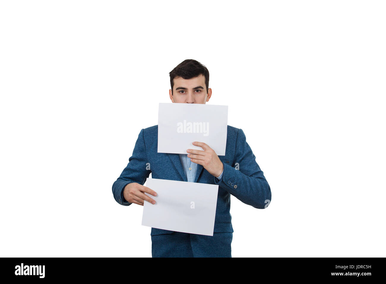 Porträt eines lächelnden Geschäftsmann zwei weiße Papiere ein halbes Gesicht auf einem weißen Hintergrund versteckt halten. Stockfoto
