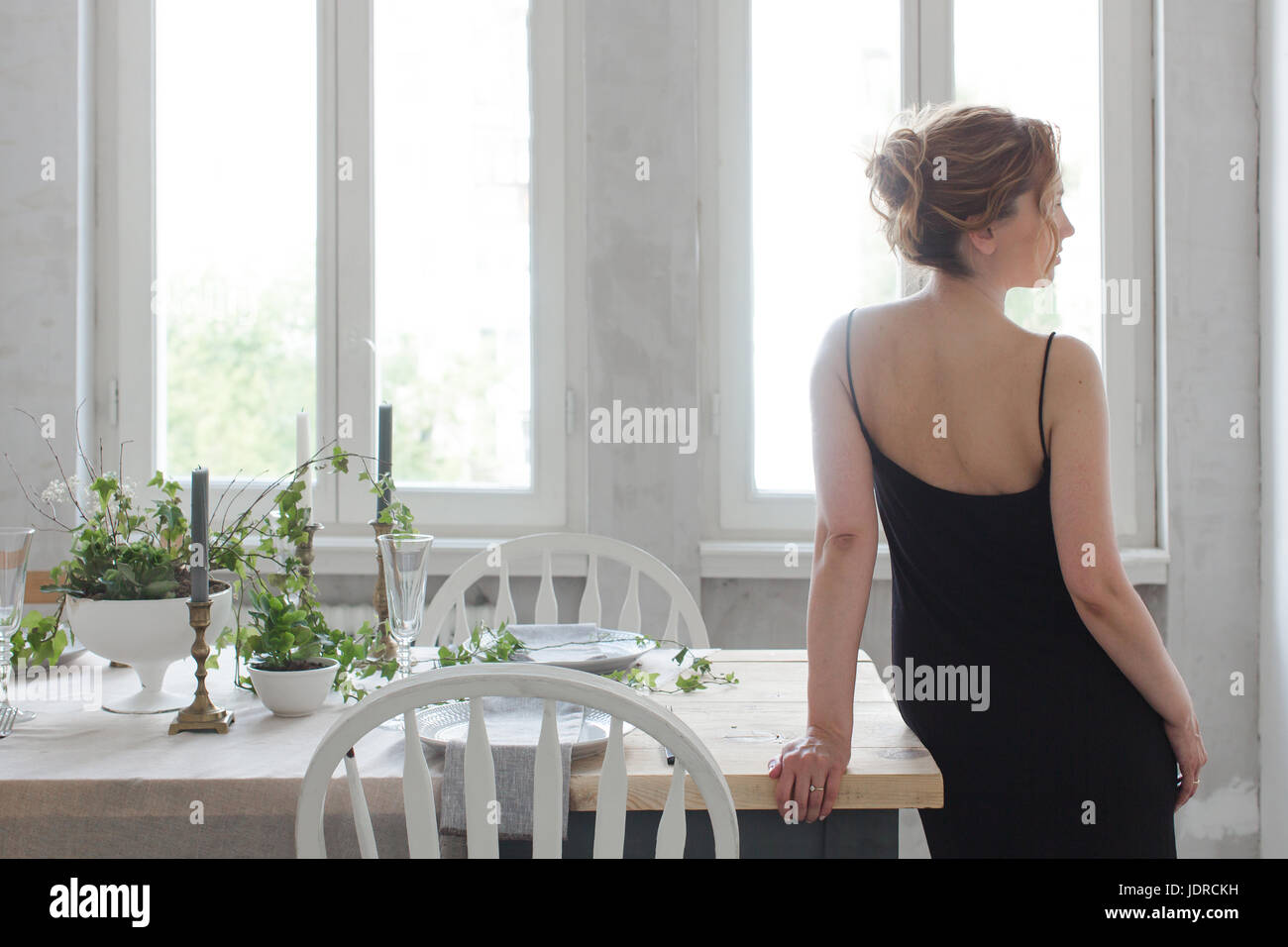 Frau stehen und lehnte sich auf Tabelle Stockfoto