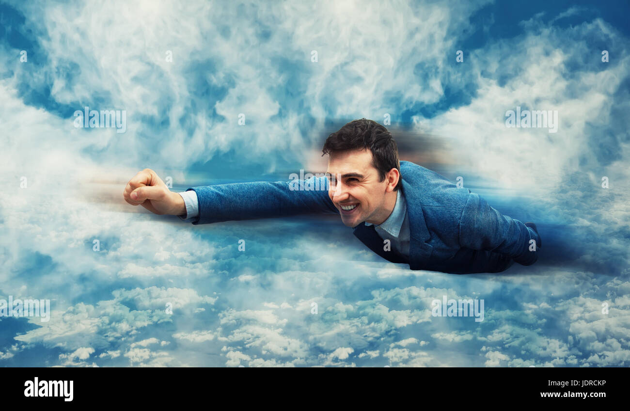 Glücklich lächelnd Geschäftsmann fliegen über den Wolken wie ein Superheld. Erfolg, Chancen- und Risikomanagement Geschäftskonzept. Stockfoto