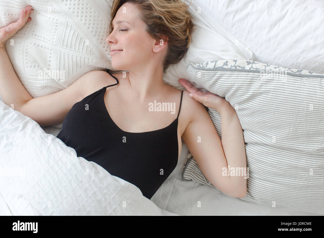 junge Frau im Bett entspannen Stockfoto