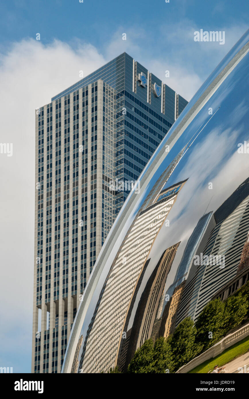 Detaillierte Aufnahme von The Bean im Millennium Park, Gebäude Reflexionen und Wolken. Stockfoto