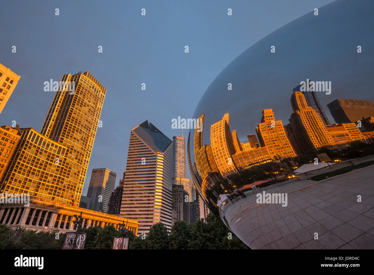 Am frühen Morgen Bild im Millenium Park Chicago, zeigt die Bohne und Reflexionen von Wolkenkratzern. Stockfoto