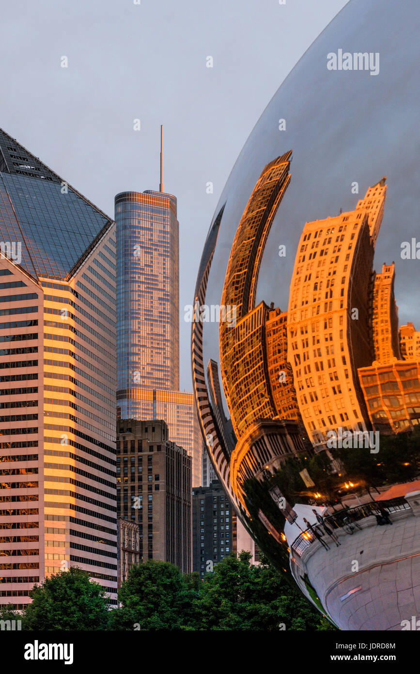 Am frühen Morgen Bild im Millenium Park Chicago, zeigt die Bohne und Reflexionen von Wolkenkratzern. Stockfoto