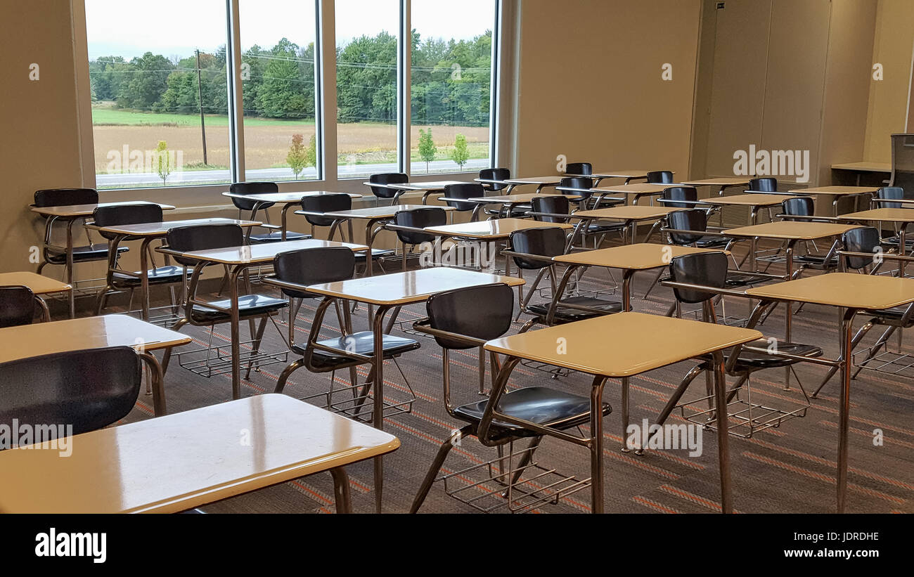 vakanten Schulbänke im High-School-Klassenzimmer Stockfoto