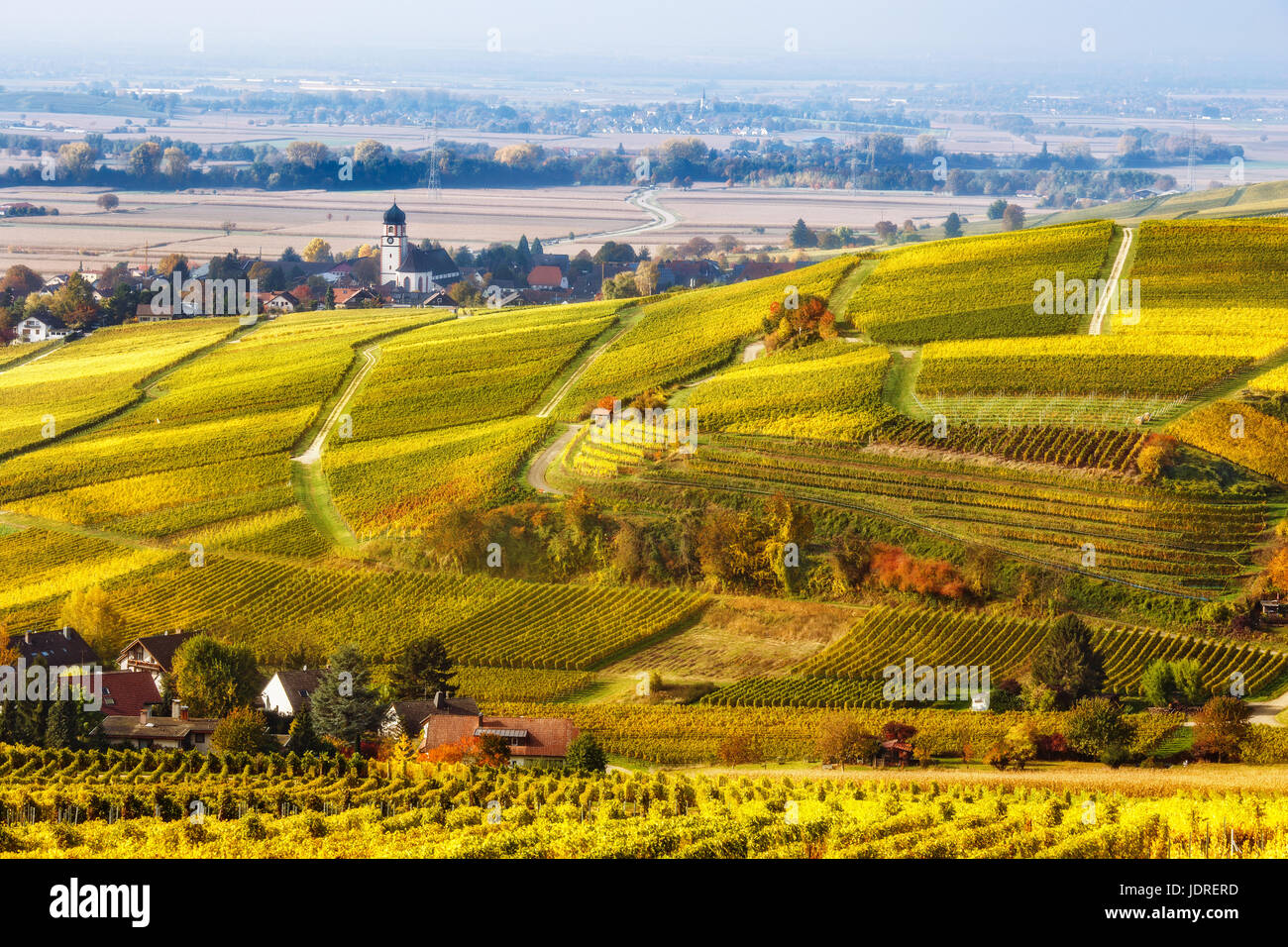 Malerische Landschaft Herbstlandschaft mit bunten Weinbergen und historischen Dorf. Schwarzwald, Deutschland. Malerischen Wein- und Wandern Hintergrund Stockfoto