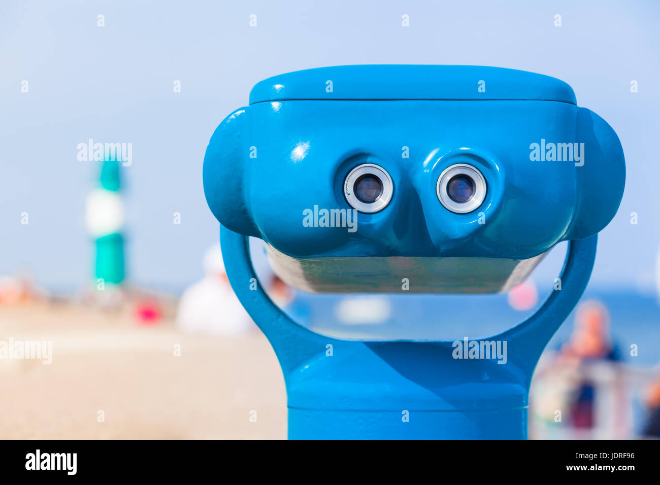 Okular blaue Teleskop und Strand Hintergrund mit Leuchtturm Stockfoto