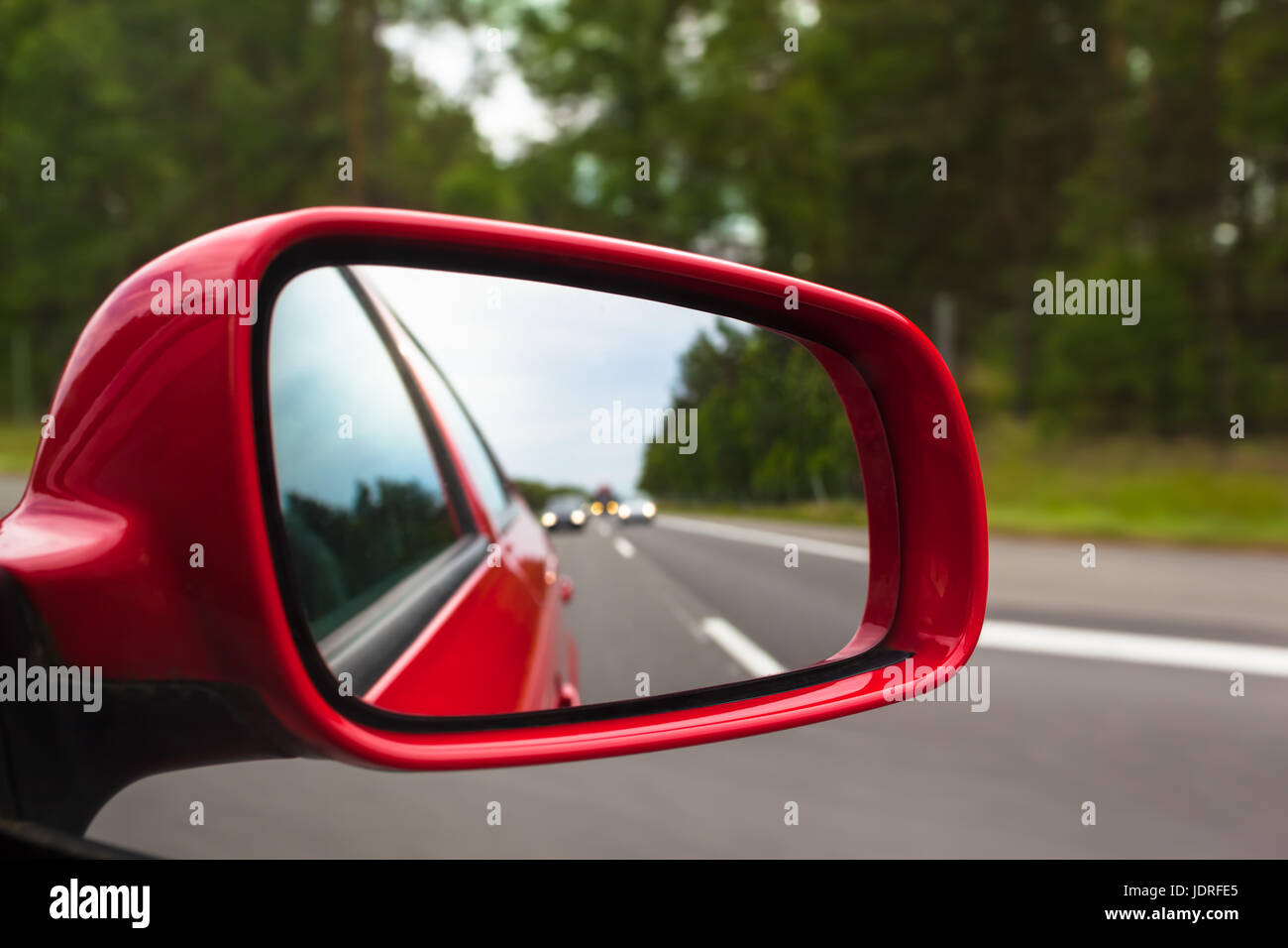 Blick durch den autospiegel -Fotos und -Bildmaterial in hoher