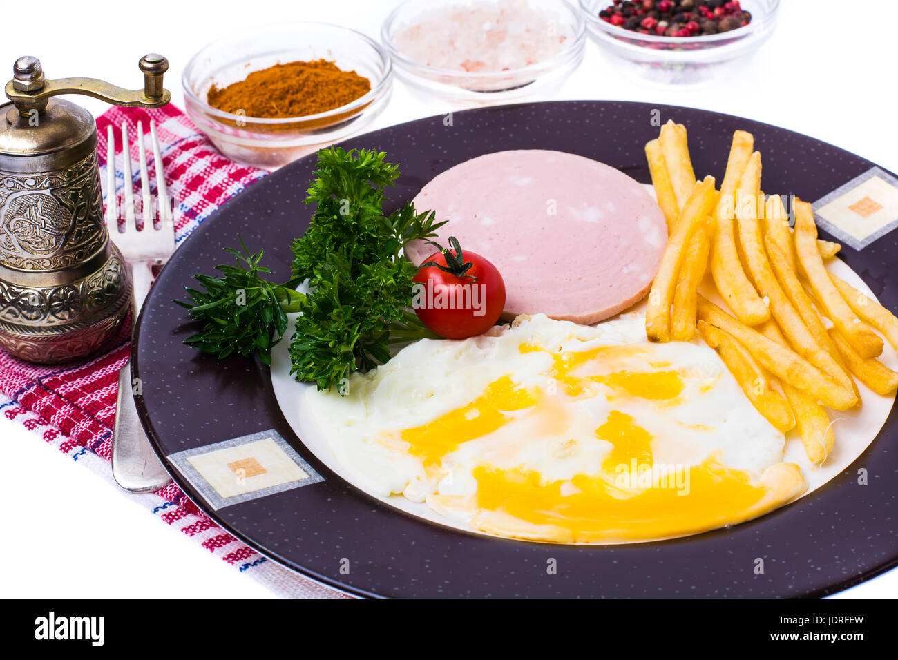 Herzhaftes Mittagessen oder Frühstück auf Platte. Studio Photo Stockfoto