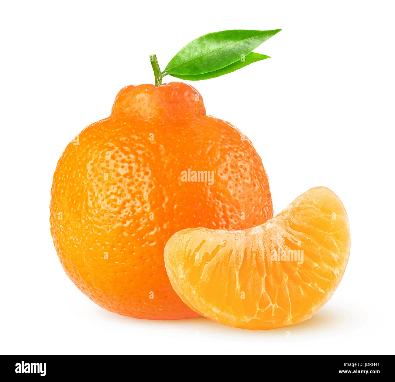 Isolierte Zitrusfrüchte. Clementine oder Minneola Tangelo ganze Zitrusfrüchte und einem geschälten Segment auf weißem Hintergrund mit Beschneidungspfad Stockfoto