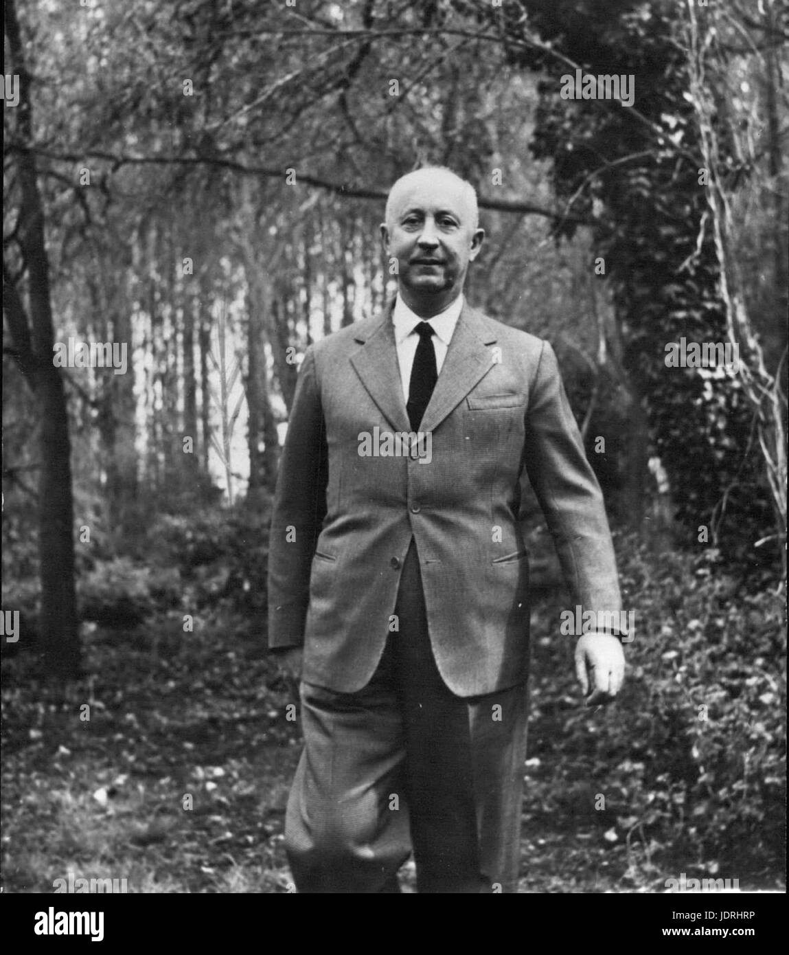 25. Oktober 1957 - starb der berühmte Modeschöpfer Christian Dior, gestern in Italien. Hier ist er bei einem Spaziergang im Wald abgebildet. (Kredit-Bild: © Keystone Presseagentur/Keystone USA über ZUMAPRESS.com) Stockfoto
