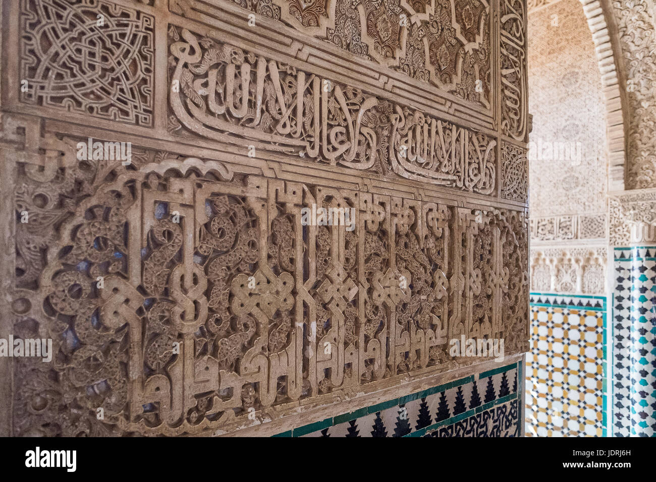 Stein gehauen arabische Mauer bei der königlichen Komplex, der Alhambra, Granada, Andalusien, Spanien Stockfoto
