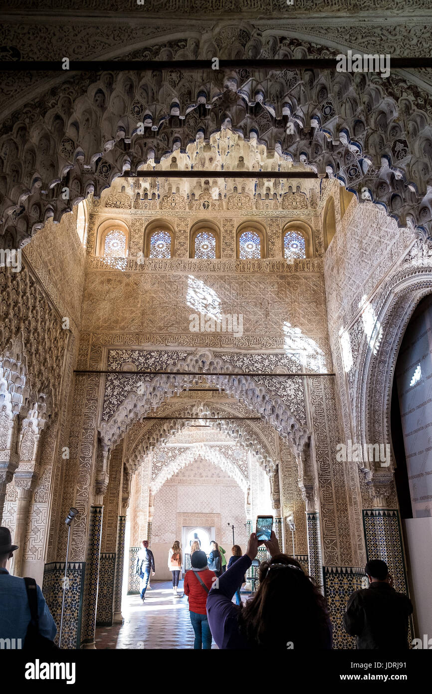 Touristen fotografieren an der ALhambra, Granada, Andalusien, Spanien Stockfoto