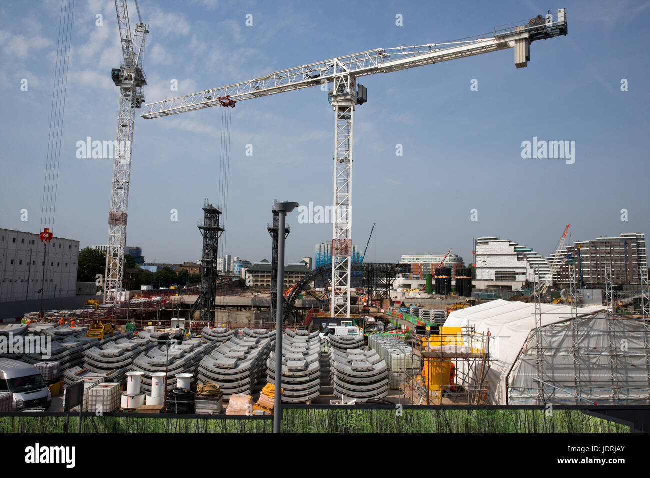 Krane und Baumaterial auf der Baustelle der Battersea Power station Stockfoto