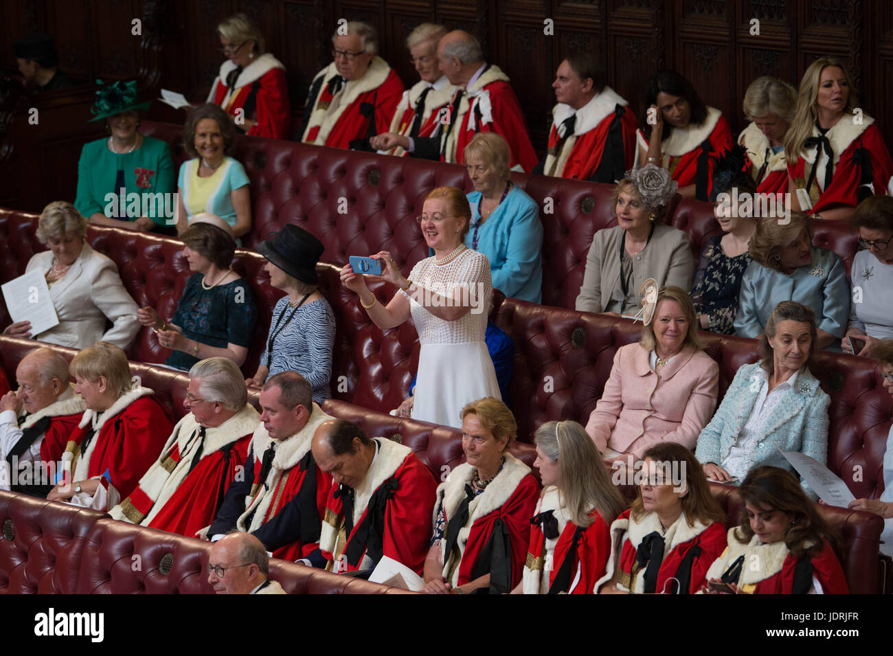 Eine Dame nimmt ein Foto in das House Of Lords, wie sie wartet auf die Ankunft von ihrer Majestät der Königin der Regierung Königin präsentieren die Rede während der Parlamentseröffnung am Palace of Westminster in London. Stockfoto