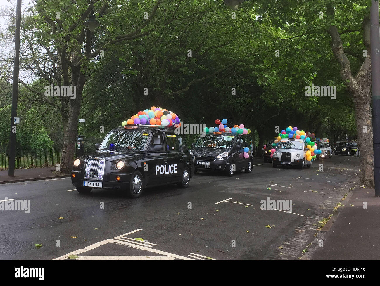 Mehr als 100 Glasgow Taxifahrer, die ihren Tag kostenlos aufgab, um rund 300 Schüler nehmen, die zusätzliche Unterstützung für das Lernen von Glasgow nach Troon in Ayrshire für einen Tag am Meer, zusammen mit vielen Eltern, Betreuer und Lehrer benötigen. Stockfoto