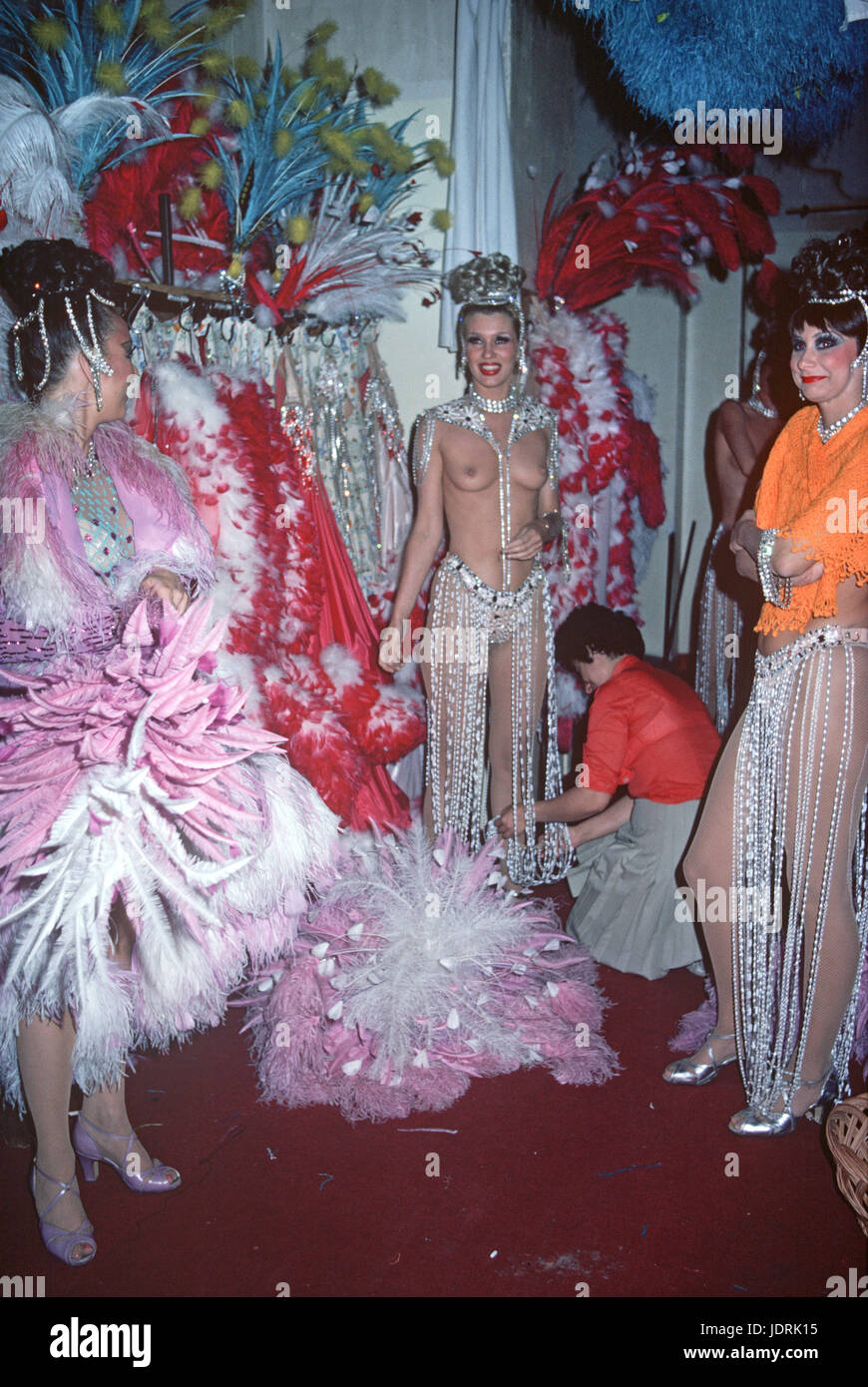 Zeigen Sie Mädchen, Tänzer, hinter den Kulissen der Moulin Rouge Kabarett, Clichy, Paris, Frankreich Stockfoto