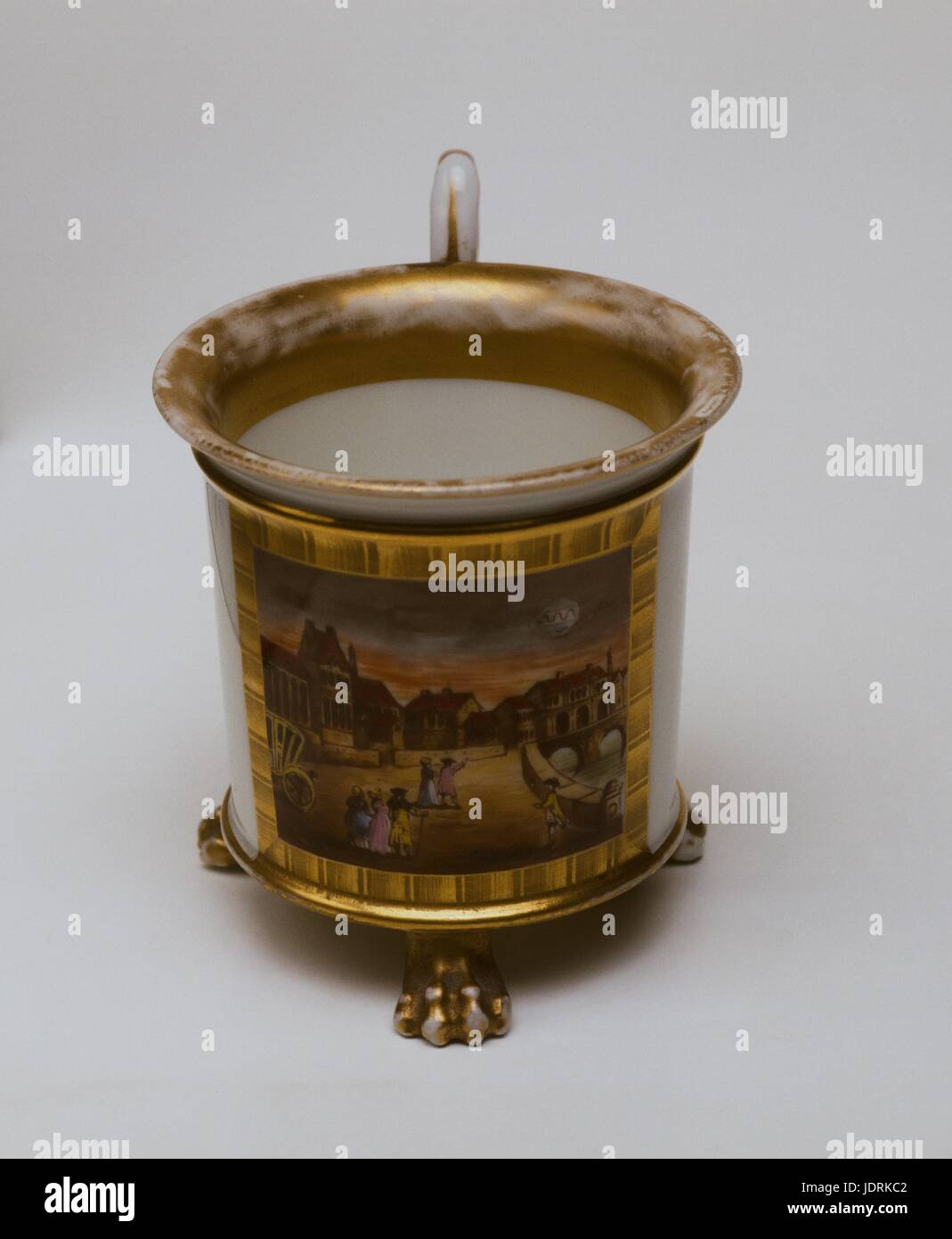 WM-Heißluft Ballon Lfight über Paris emailliert weiße Porzellan steht auf drei Klauen-förmigen Basen, polychrome Gestaltung (H. 7,5 cm Durchmesser 7 cm) Samson Marke Müller-Quênot Sammlung Wiederbelebung des 19. Jahrhunderts Designs von Léon Samson im Jahre 1927. Stockfoto