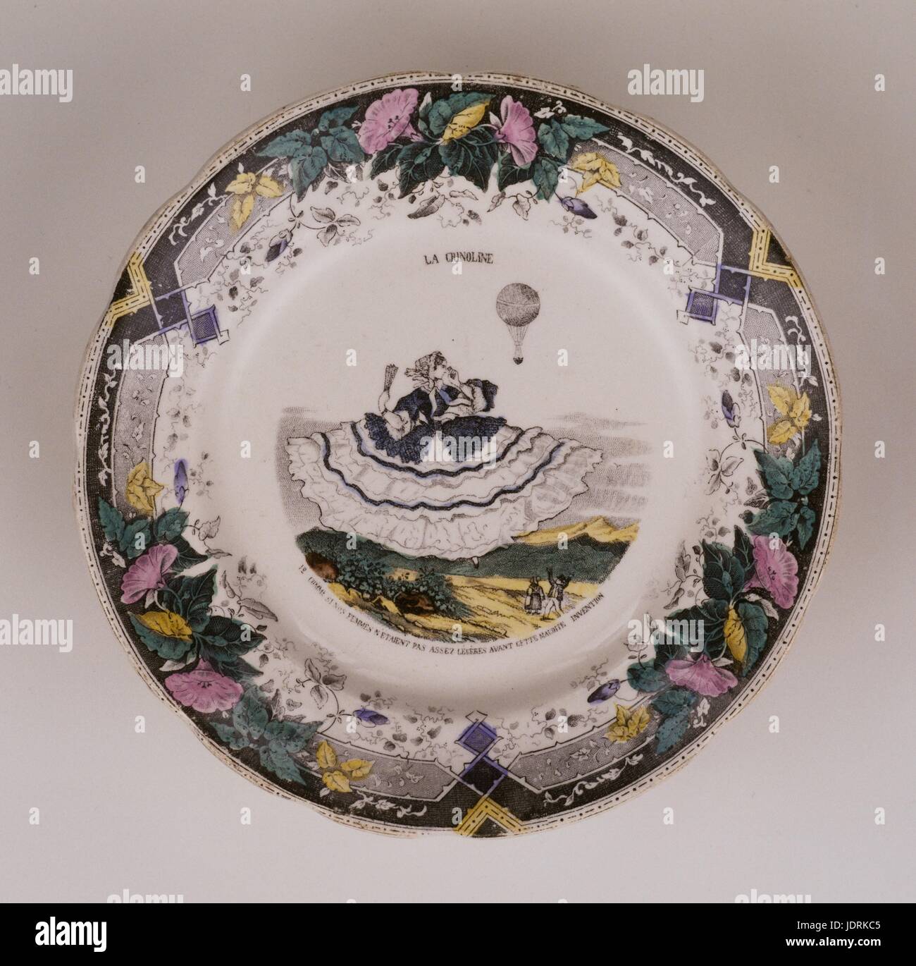 Polychrome Fayence Platte, Choisy-Le-Roi 'La Krinoline", Serie Durchmesser 20 cm Muller-Quênot Sammlung Stockfoto