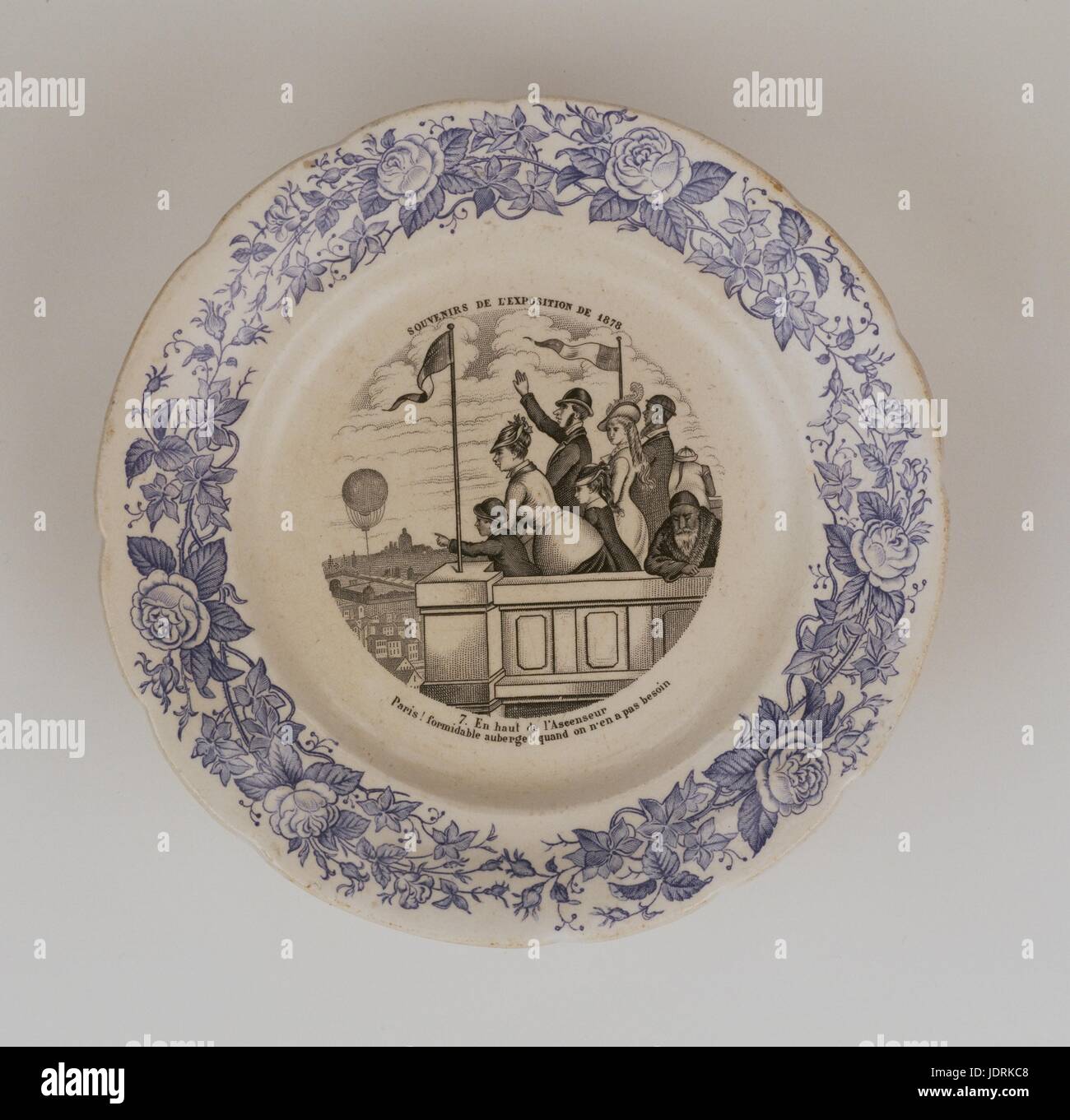 Platte in Choisy-le-Roi-Serie: Momento der 1878 Ausstellung unbeschwert Inschrift: 7 - an der Spitze der Aufzug! Was für eine unglaubliche Inn! Wenn wir nicht brauchen... "  Fayence (Durchmesser 20 cm) Müller-Quênot Sammlung Stockfoto