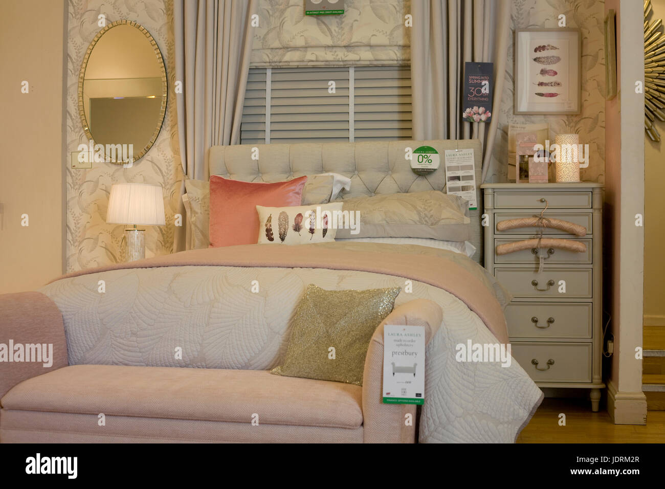 Schlafzimmer-Möbel und Armaturen auf Laura Ashley-Shop in Kennet Center in Newbury Stockfoto