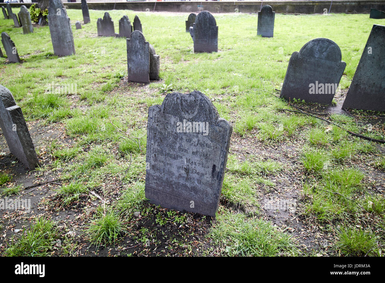 Kinder ernst und alte Grabsteine mit geflügelten Engel Dekoration burying Ground Zentralfriedhof Boston USA Stockfoto
